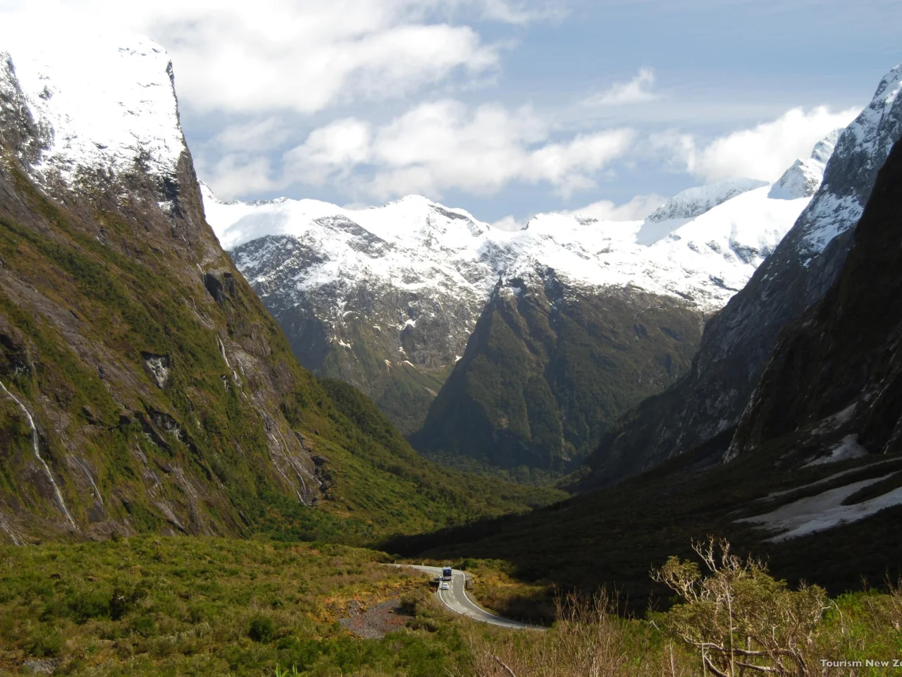 Auto in de Cleddau Valley in Fiordland National Park op weg naar Milford Sound