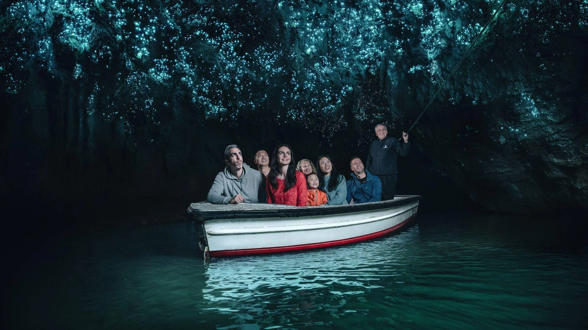 Vanuit een bootje kijken naar de glimwormen in de grotten van Waitomo
