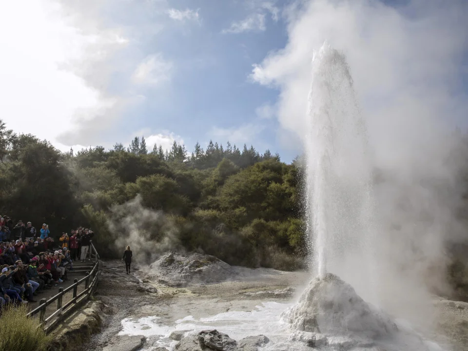 De geiser spuwt in Wai-o-Tapu, Rotorua in Nieuw-Zeeland