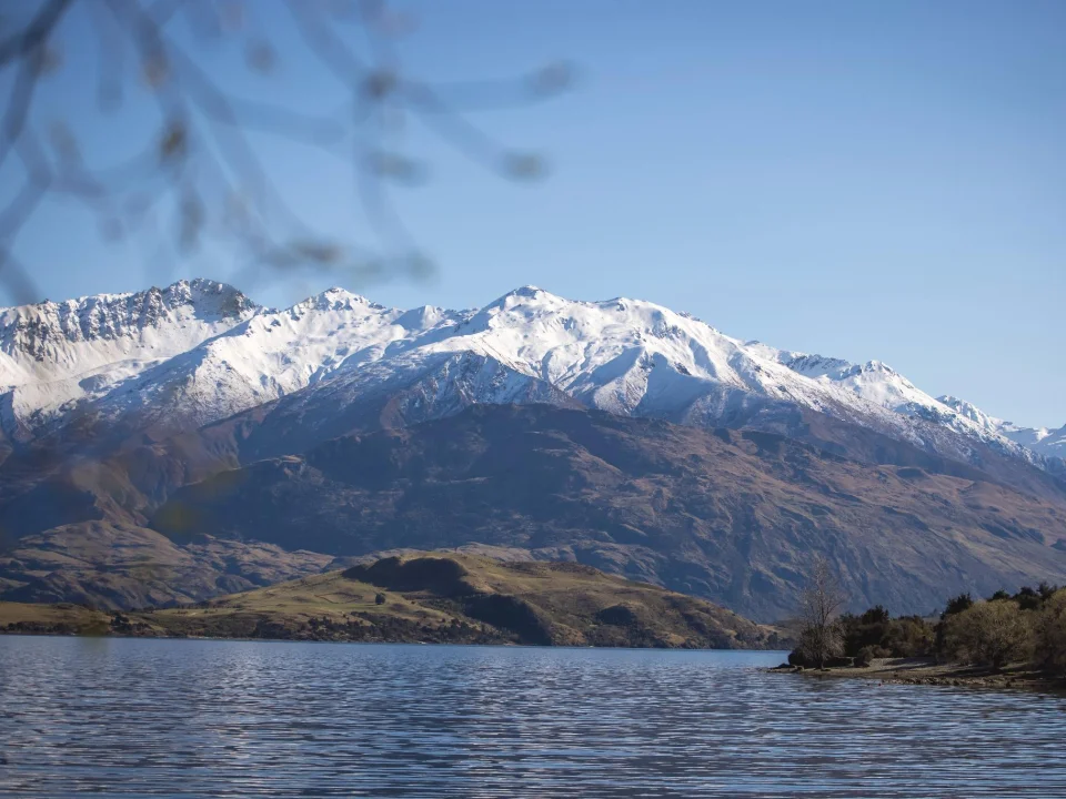 Besneeuwde bergtoppen bij Queenstown op het Zuidereiland van Nieuw-Zeeland