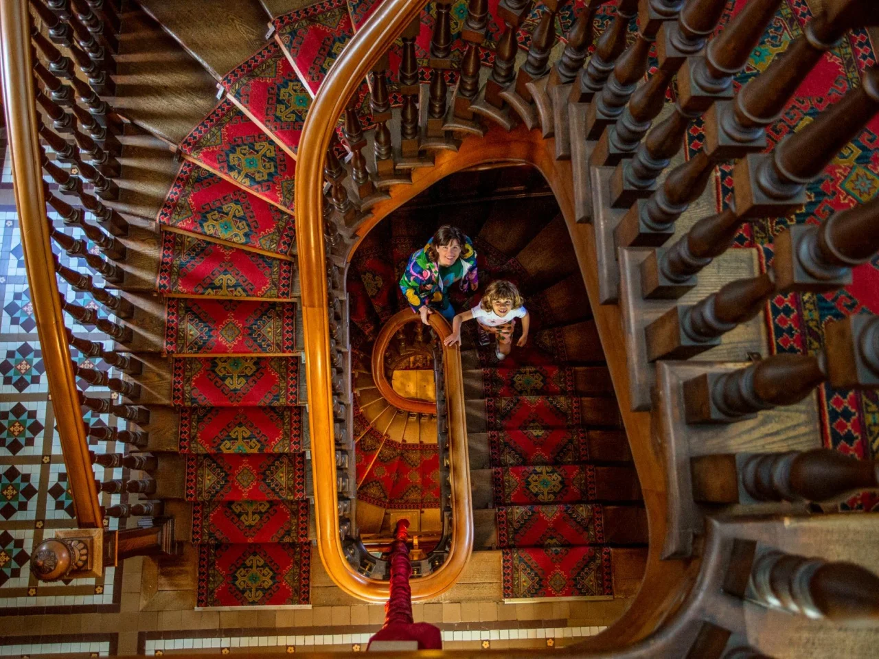 Moeder en kind staan op de trap in Larnach Castle op het Otago Peninsula bij Dunedin, Nieuw-Zeeland