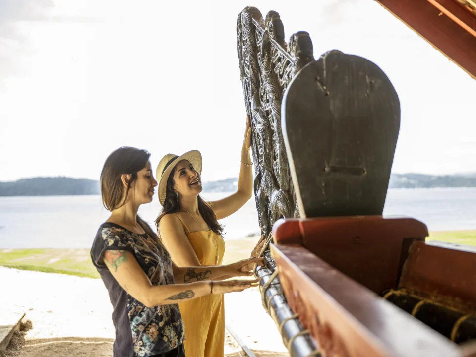 Twee vrouwen bij een waka bij Waitangi in Northland, Nieuw-Zeeland