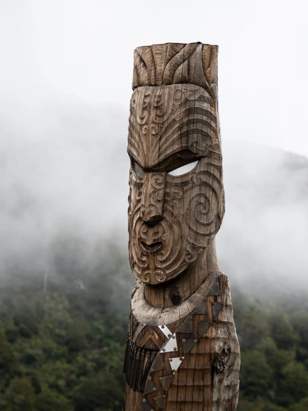 Totempaal in de mist bij Mount Hikurangi, Nieuw-Zeeland