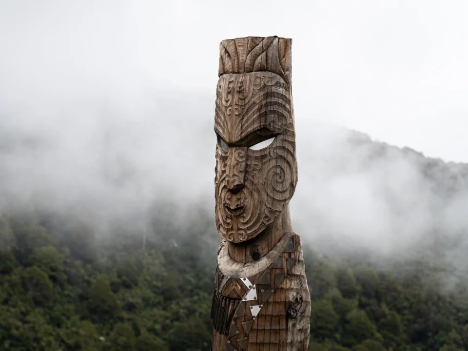 Totempaal in de mist bij Mount Hikurangi, Nieuw-Zeeland