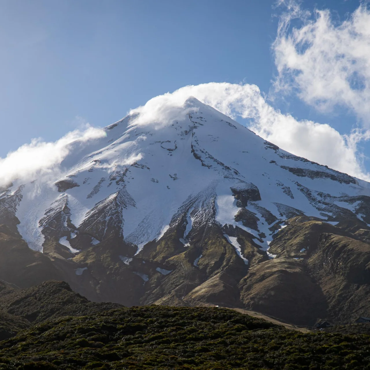 De besneeuwde bergtop van Mount Taranaki