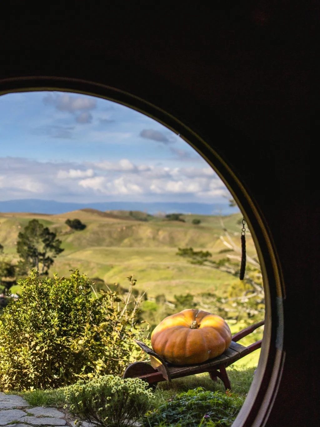 vanuit een Hobbithole kijk je uit over het landschap van de filmset van Hobbiton en Lord of the Rings in Matamata, Nieuw-Zeeland