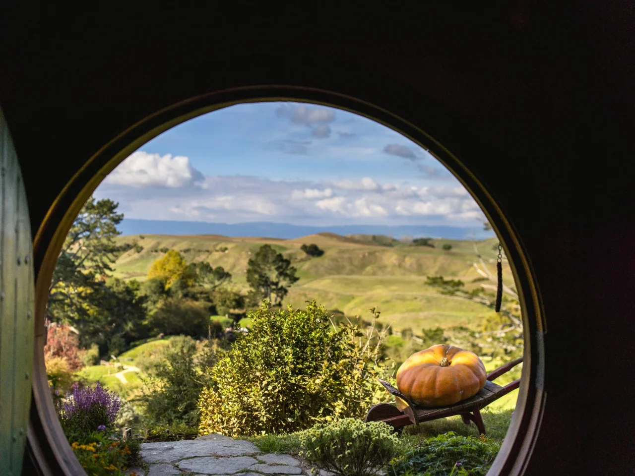 vanuit een Hobbithole kijk je uit over het landschap van de filmset van Hobbiton en Lord of the Rings in Matamata, Nieuw-Zeeland