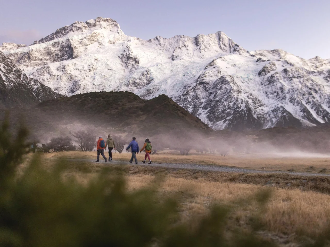 Wandelaars op de Hooker Valley Track in Mt Cook National Park, Nieuw-Zeeland