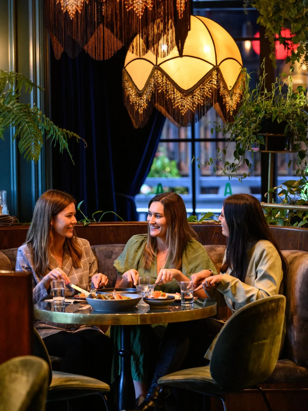 3 vrouwen dineren in een Mexicaans restaurant in Christchurch