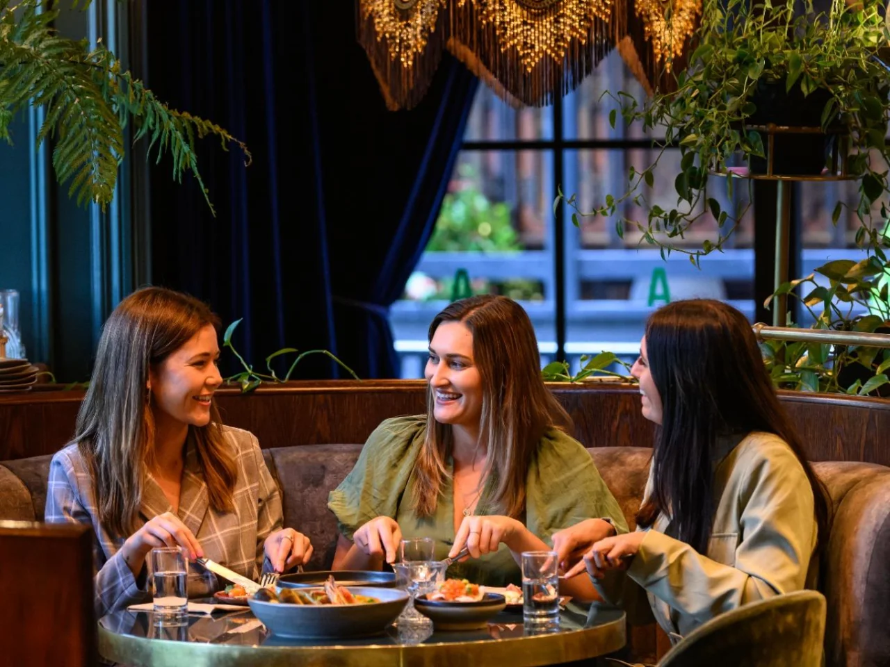 3 vrouwen dineren in een Mexicaans restaurant in Christchurch