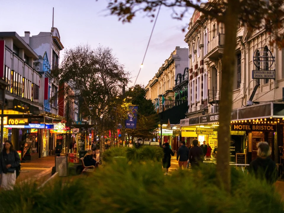 Gezellige straat tijdens schemering met winkeltjes en Te Aro in Wellingon, Nieuw-Zeeland