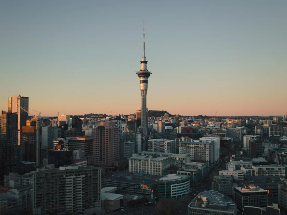Skyline van Auckland met de Skytower tijdens zonsopkomst