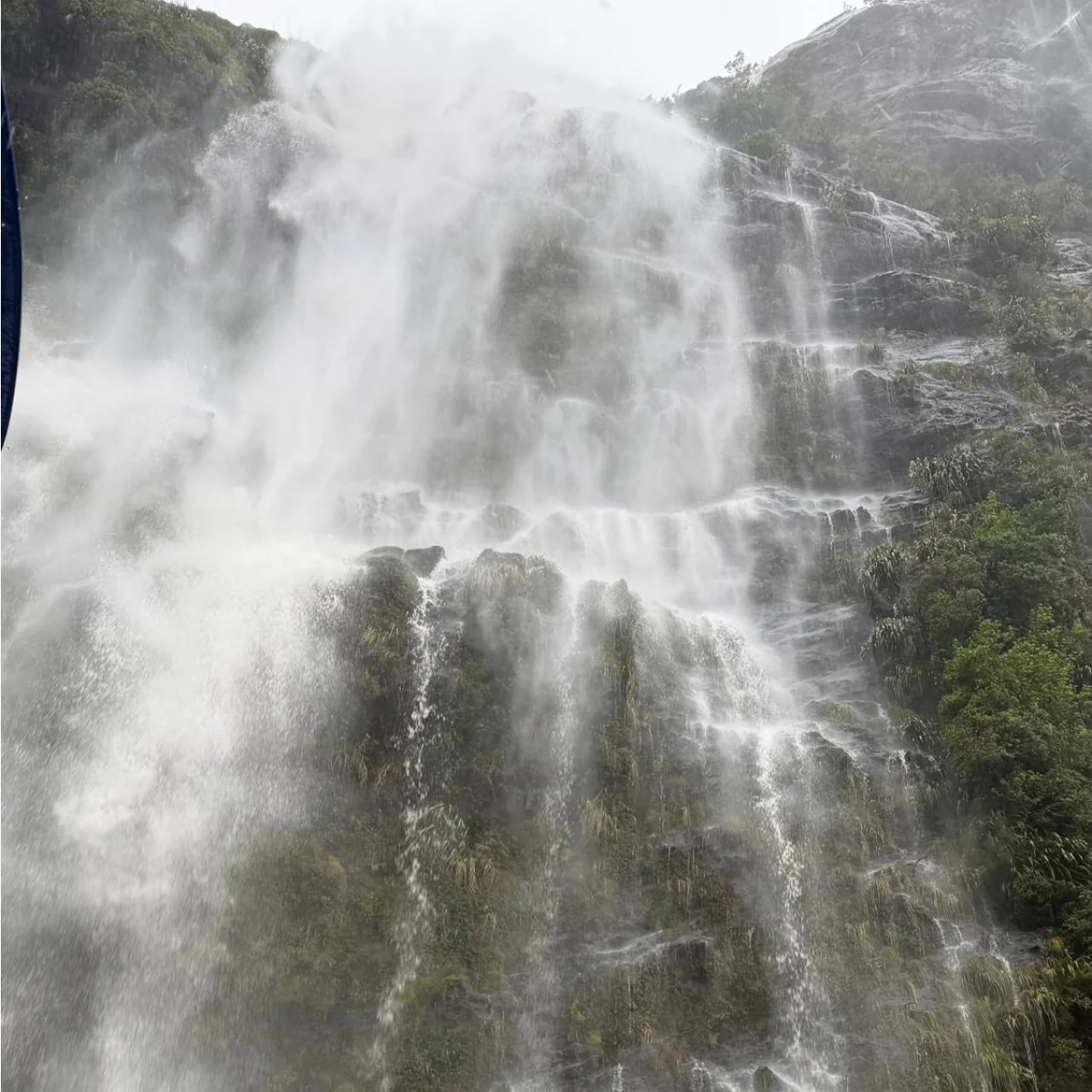 Kletterende waterval in Doubtful Sound tijdens een overnachting op de Southern Secret