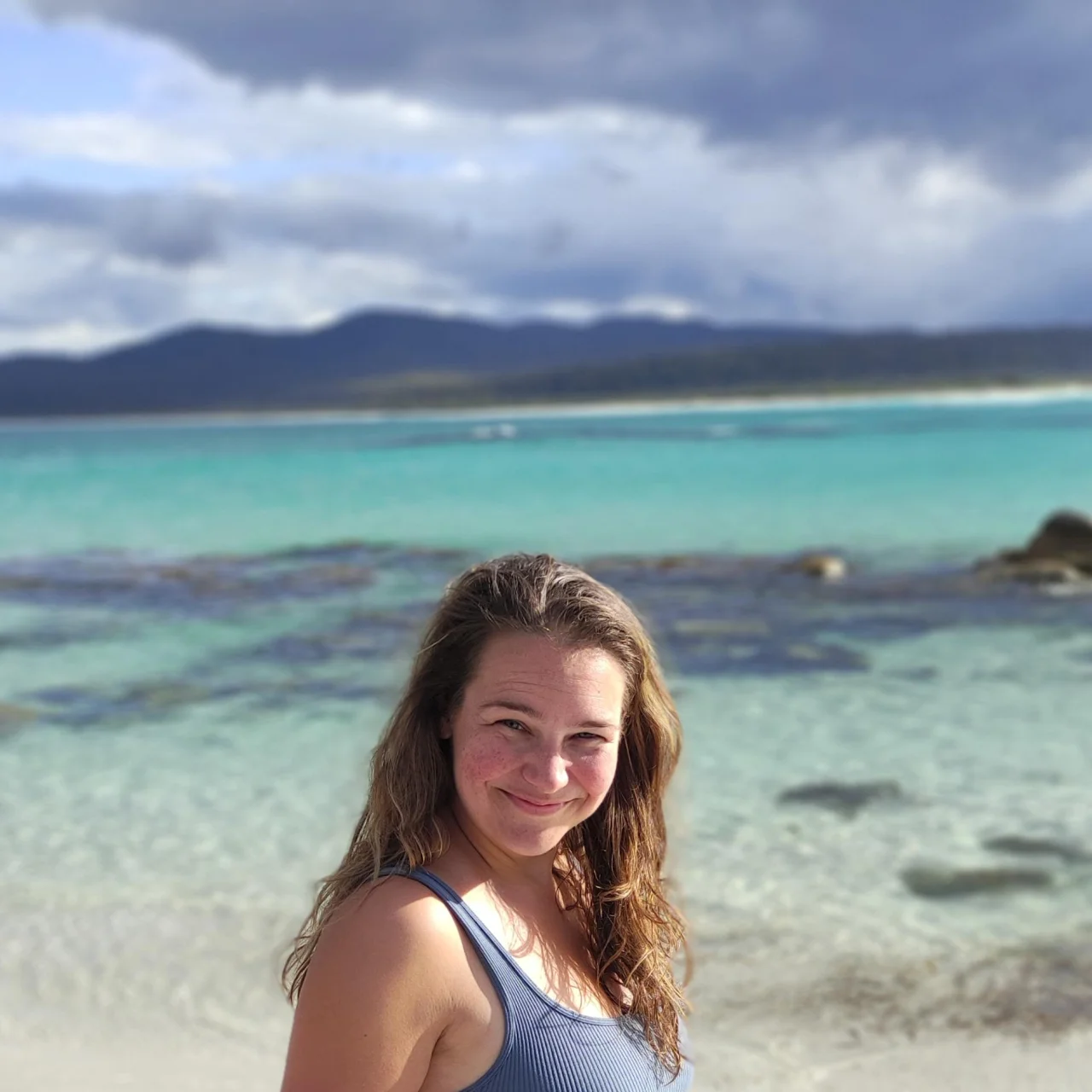 Judith bij de heldere turquoise Bay of Fires in Tasmanië