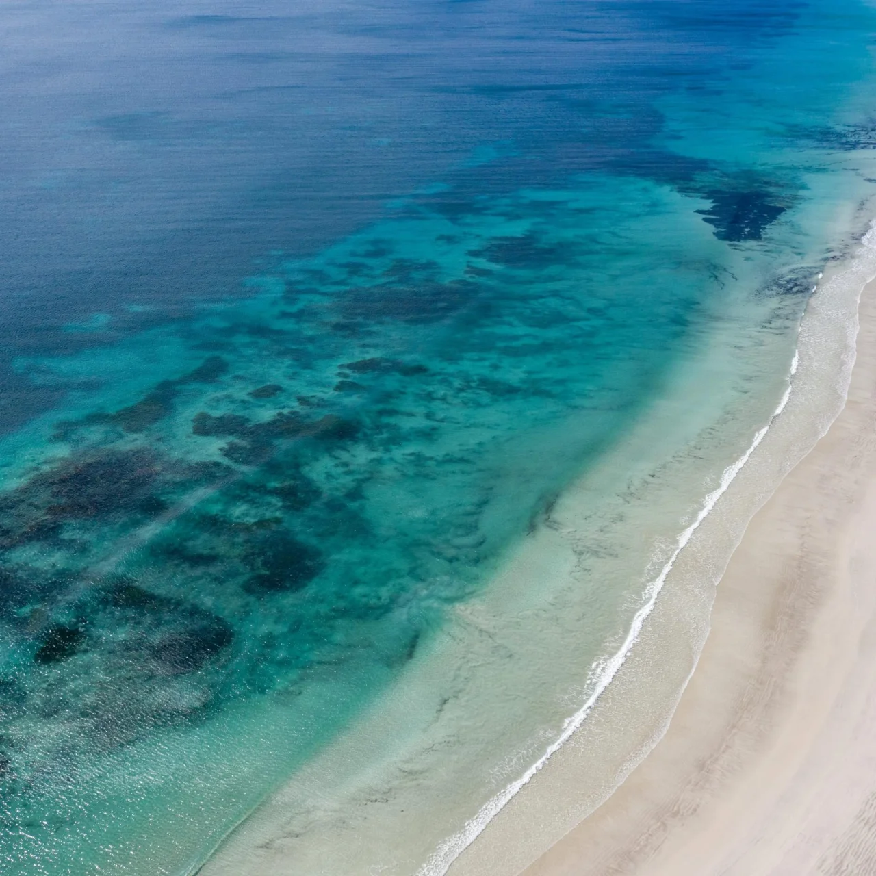 De kustlijn van Emu Bay op Kangaroo Island van bovenaf gezien