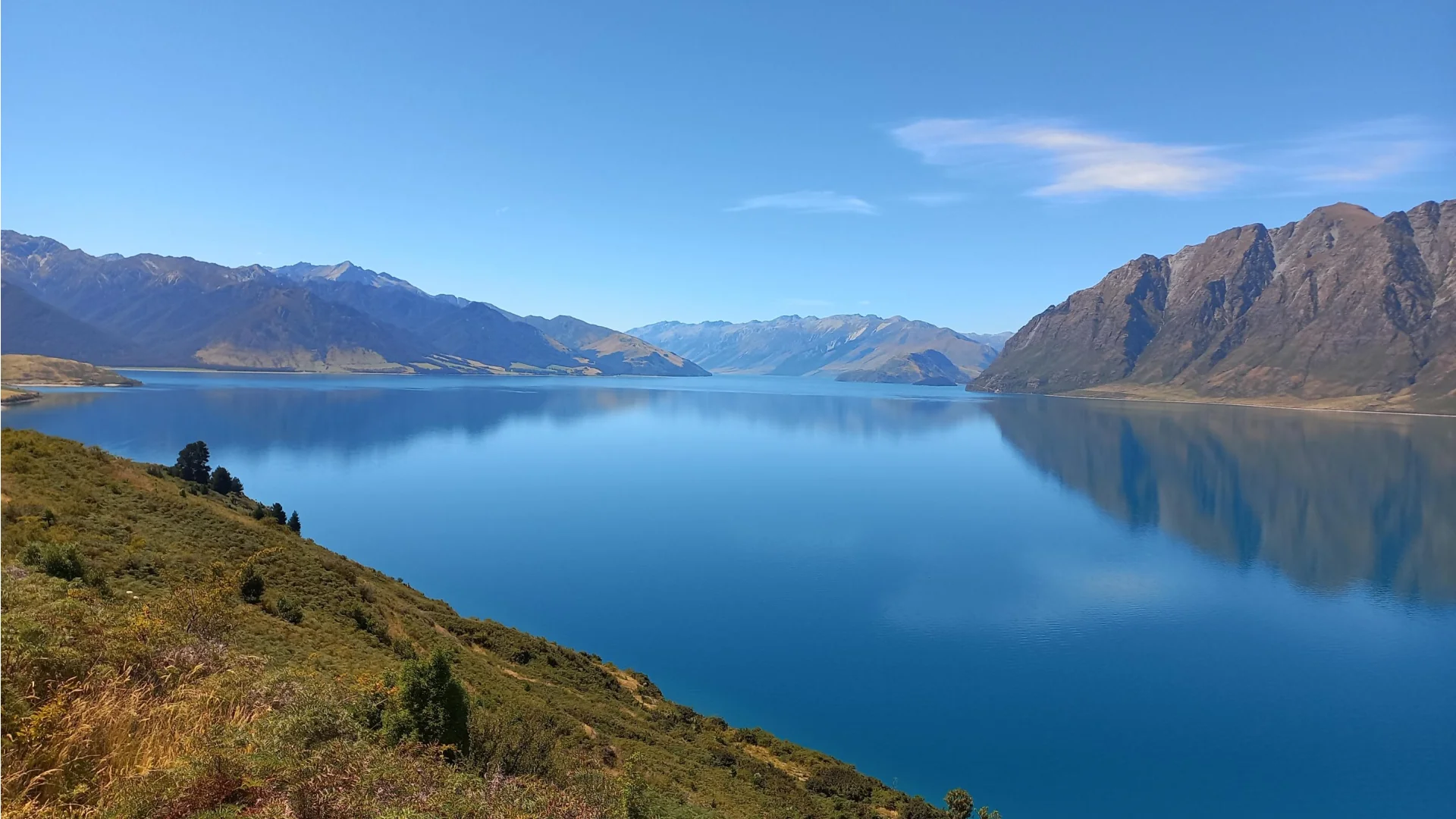 Uitzicht over het meer onderweg van Queenstown naar Glenorchy, Nieuw-Zeeland