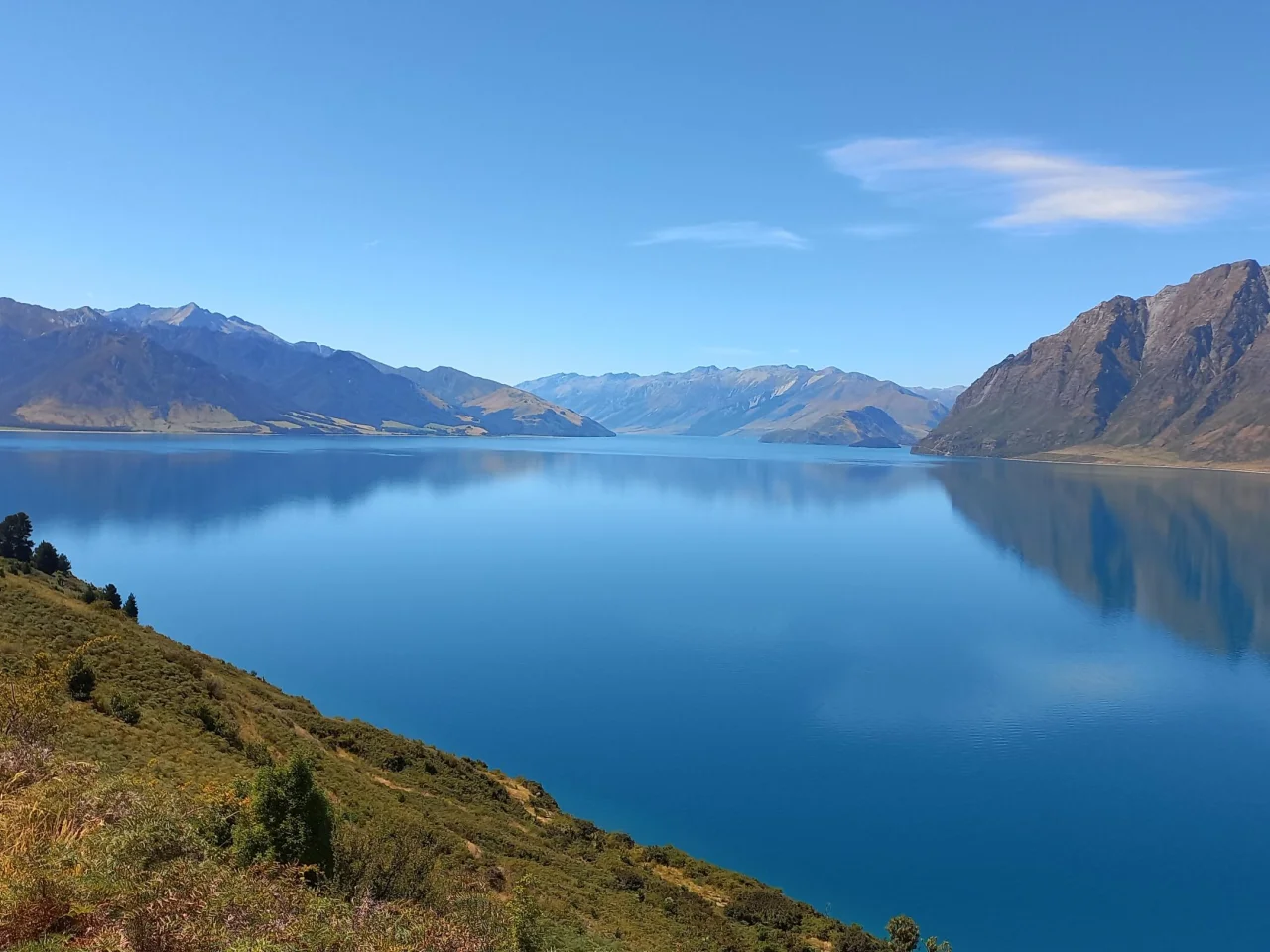 Uitzicht over het meer onderweg van Queenstown naar Glenorchy, Nieuw-Zeeland