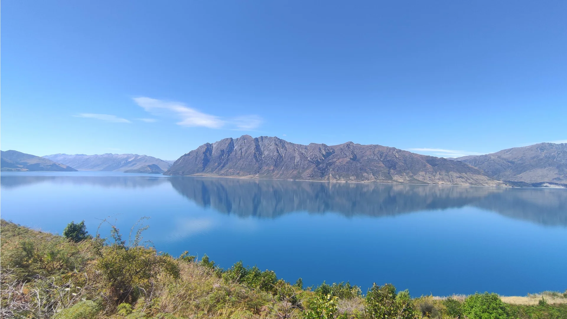 Panorama uitzicht over het meer onderweg van Queenstown naar Glenorchy, Nieuw-Zeeland