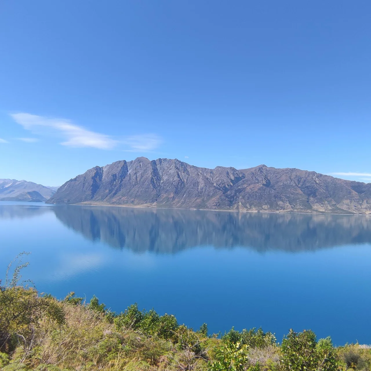 Panorama uitzicht over het meer onderweg van Queenstown naar Glenorchy, Nieuw-Zeeland