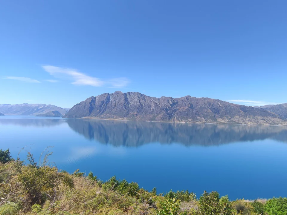 Panorama uitzicht over het meer onderweg van Queenstown naar Glenorchy, Nieuw-Zeeland