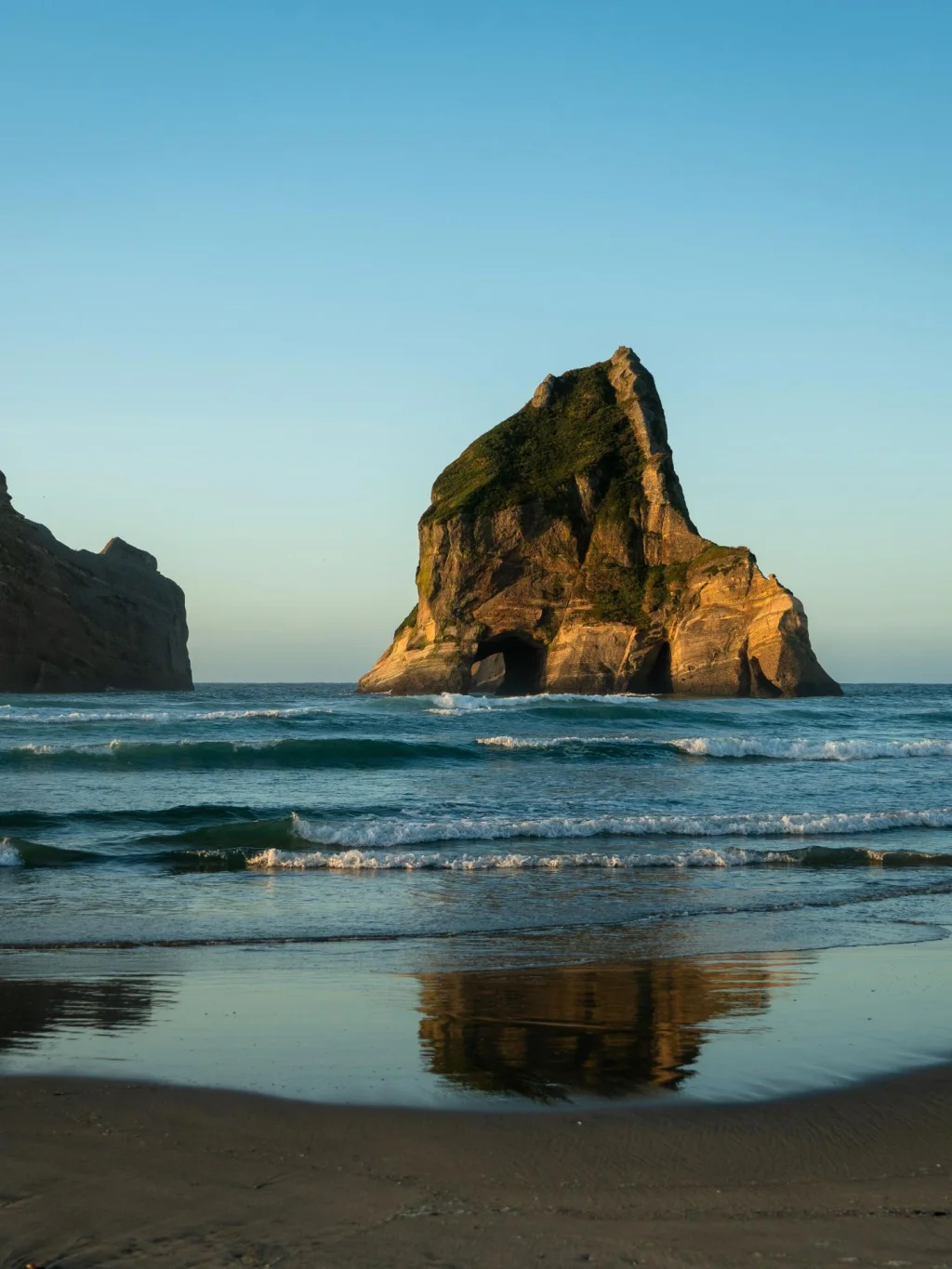 Wharariki Beach met olifanten rots tijdens een verblijf in Golden Bay, Nieuw-Zeeland