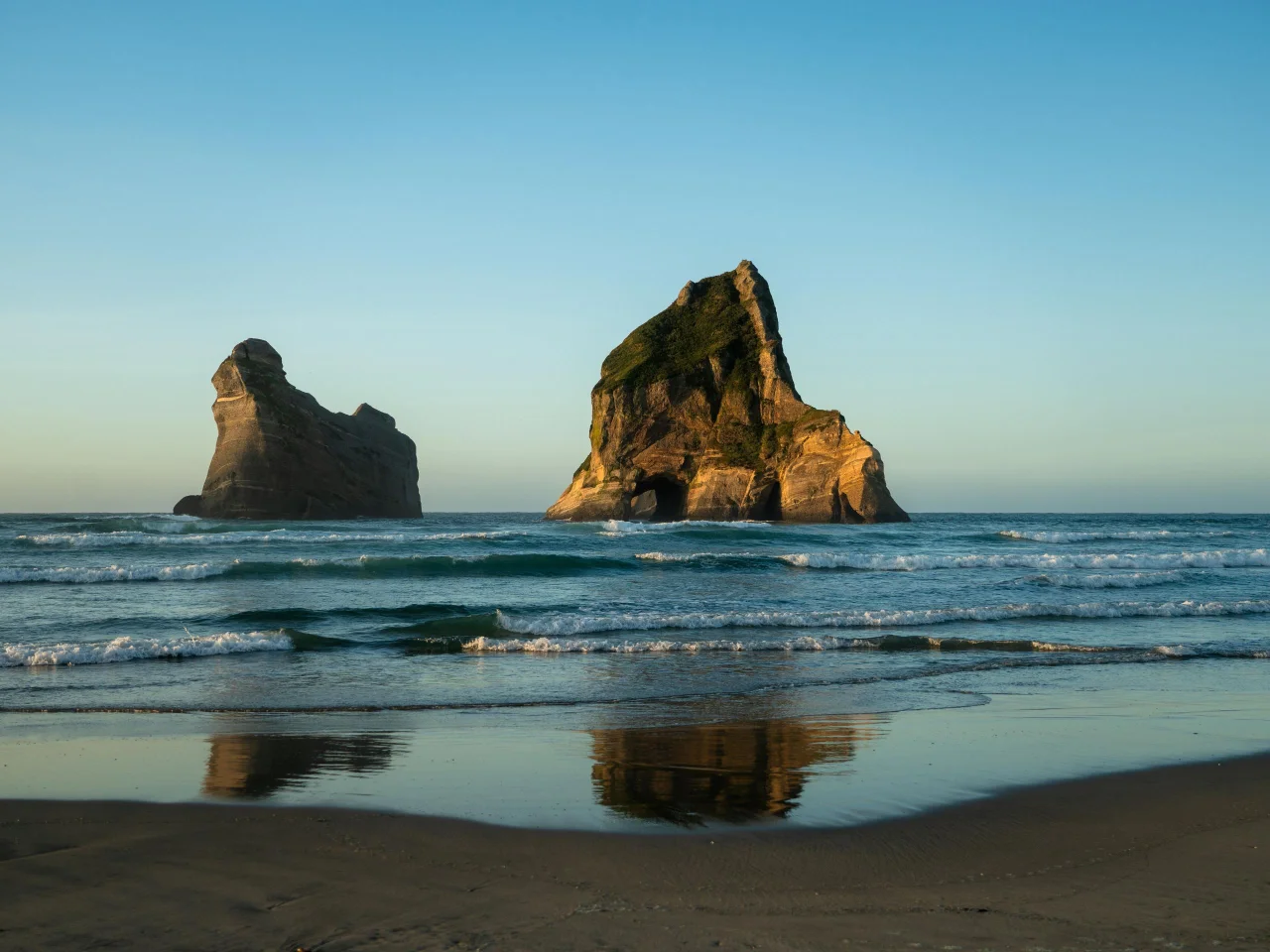 Wharariki Beach met olifanten rots tijdens een verblijf in Golden Bay, Nieuw-Zeeland