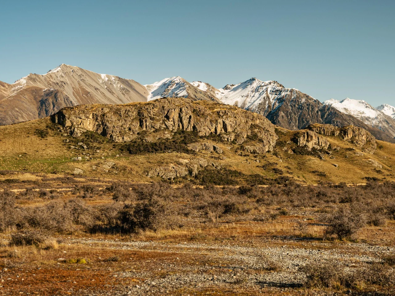 Ruige landschap met grillige bergtoppen van Hakatere Conservation Park, Nieuw-Zeeland