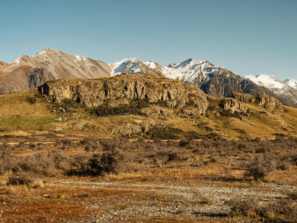 Ruige landschap met grillige bergtoppen van Hakatere Conservation Park, Nieuw-Zeeland