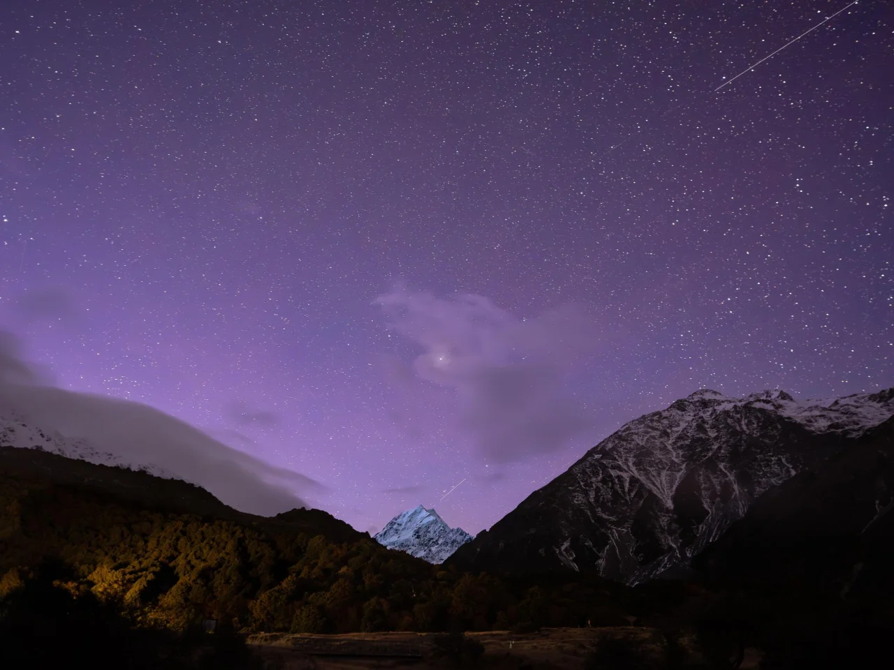 Mount Cook licht op tijdens de nacht met het Zuiderlicht in de hemel, rondreis Zuidereiland Nieuw-Zeeland