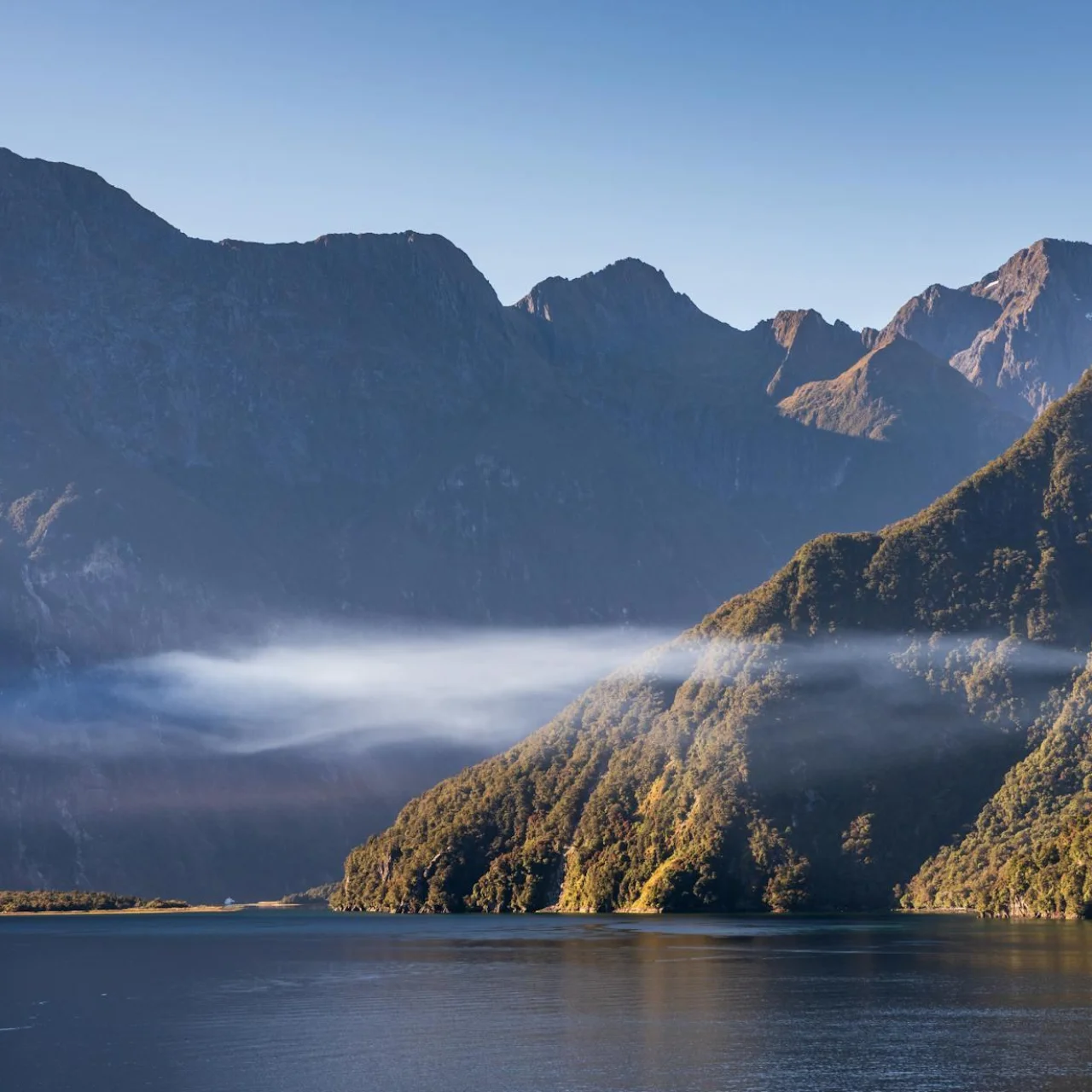 De prachtige fjorden van Doubtful Sound met mistflarden, in Fiordland National Park, Nieuw-Zeeland
