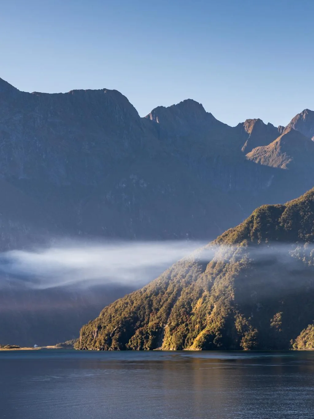 De prachtige fjorden van Doubtful Sound met mistflarden, in Fiordland National Park, Nieuw-Zeeland