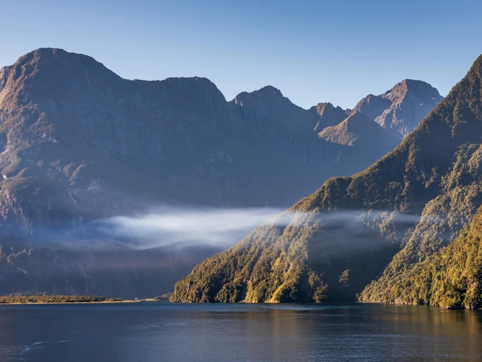 De prachtige fjorden van Doubtful Sound met mistflarden, in Fiordland National Park, Nieuw-Zeeland