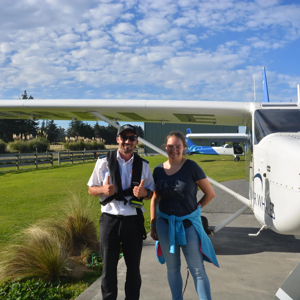 Judith samen met de piloot bij het vliegtuigje na de Wings over Whales vlucht