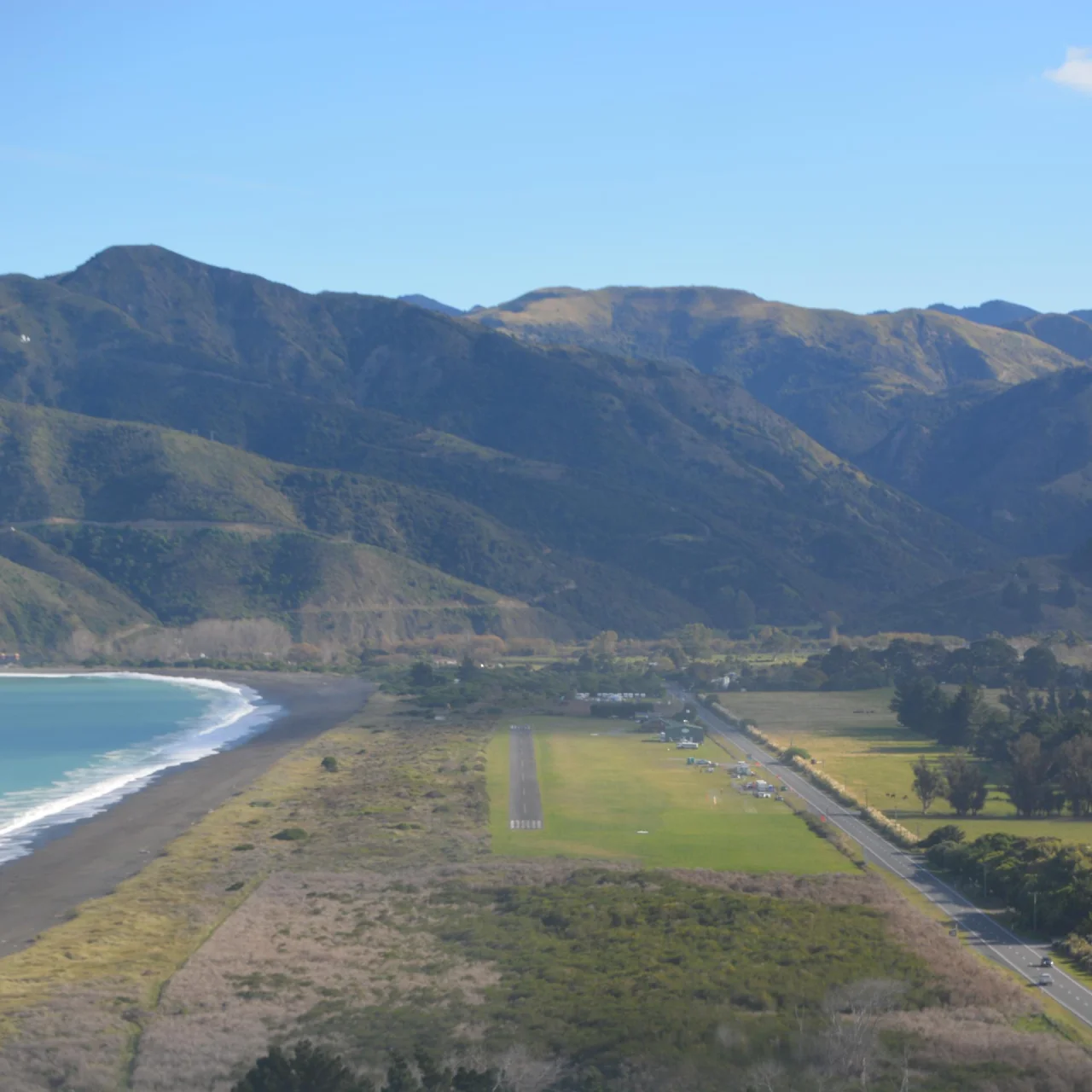 De landingsstrip van Wings over Whales Kaikoura, met de bergen en zee ernaast