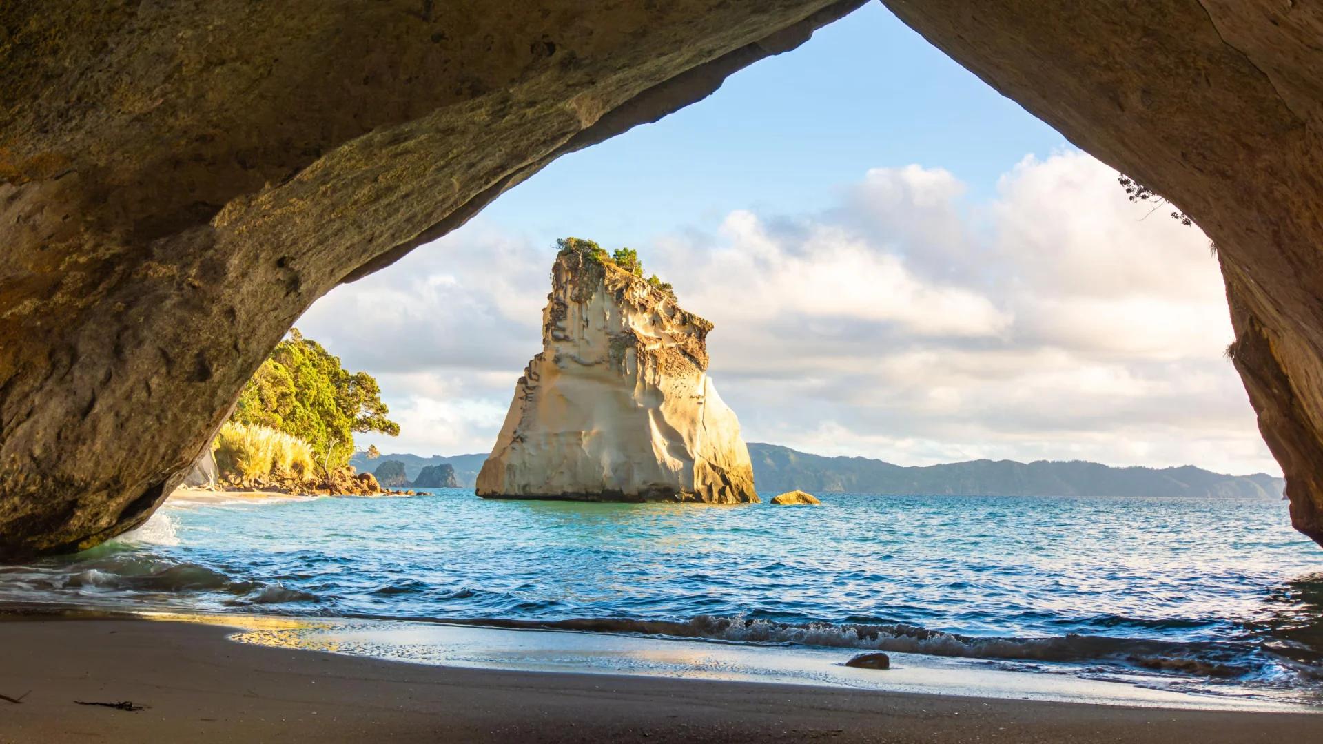 De rots bij Cathedral Cave gezien vanuit de grot, met de oceaan er omheen in The Coromandel, Nieuw-Zeeland