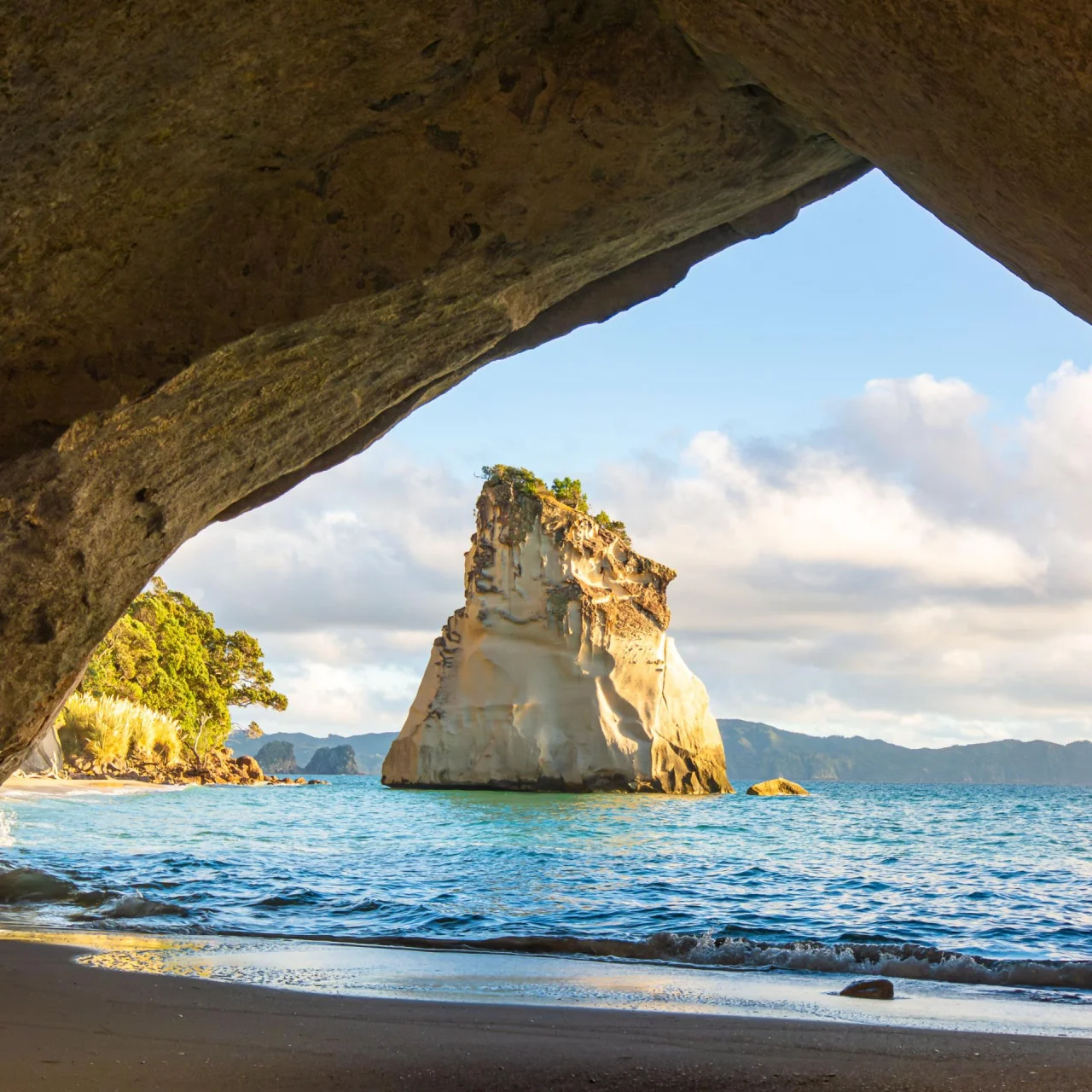 De rots bij Cathedral Cave gezien vanuit de grot, met de oceaan er omheen in The Coromandel, Nieuw-Zeeland