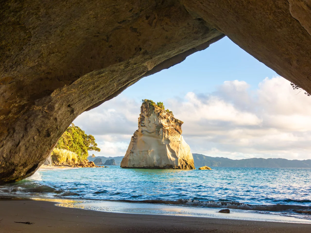 De rots bij Cathedral Cave gezien vanuit de grot, met de oceaan er omheen in The Coromandel, Nieuw-Zeeland