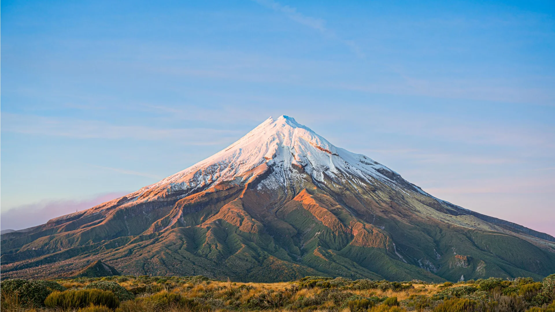 De perfecte kegelronde Mt Taranaki in de volle zon