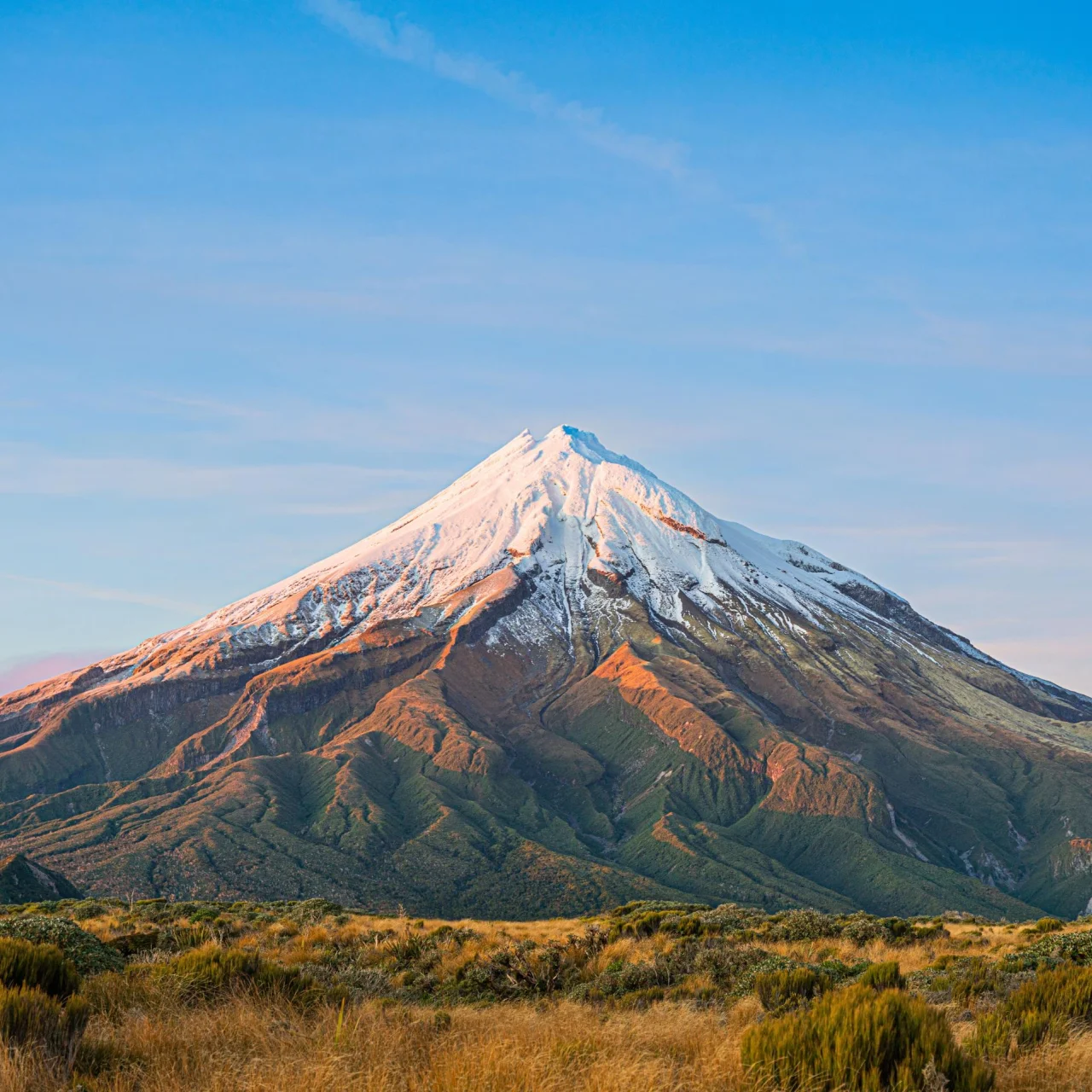 De perfecte kegelronde Mt Taranaki in de volle zon