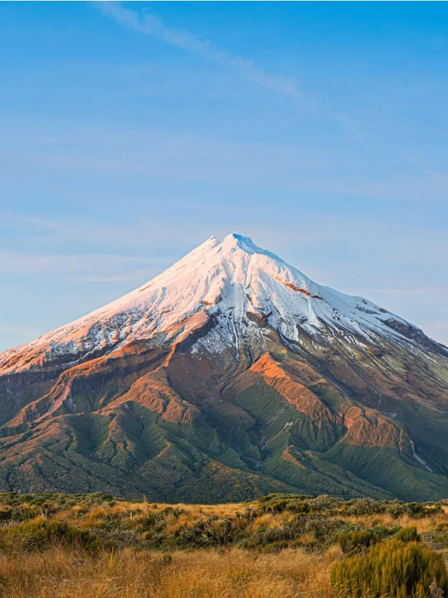 De perfecte kegelronde Mt Taranaki in de volle zon