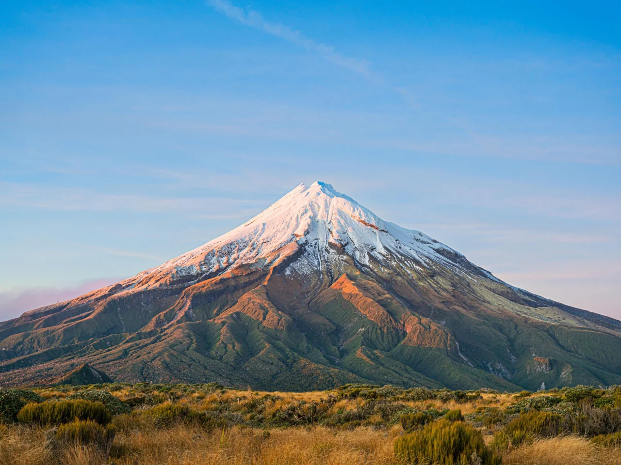 De perfecte kegelronde Mt Taranaki in de volle zon