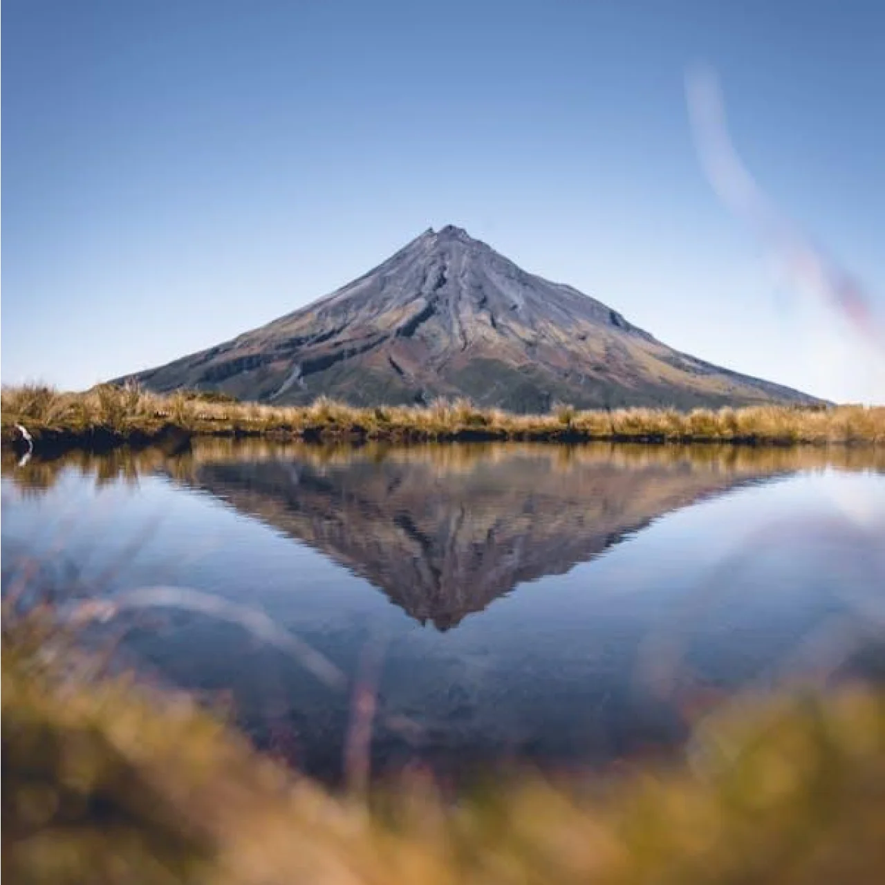 Weerspiegeling van de perfecte kegelronde Mt Taranaki in de tarns ervoor