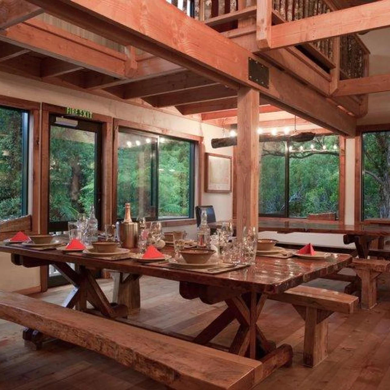 de eetzaal van de Rough and Tumble Lodge met uitzicht op het groen
