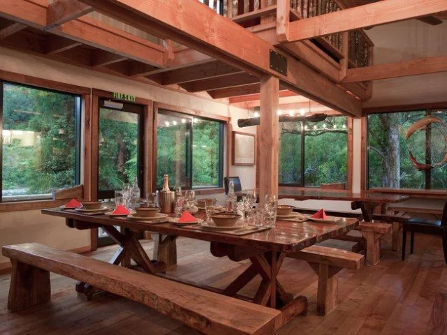 de eetzaal van de Rough and Tumble Lodge met uitzicht op het groen