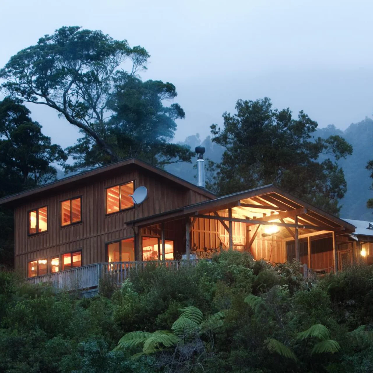Ligging van de Rough and Tumble Lodge tussen de bomen