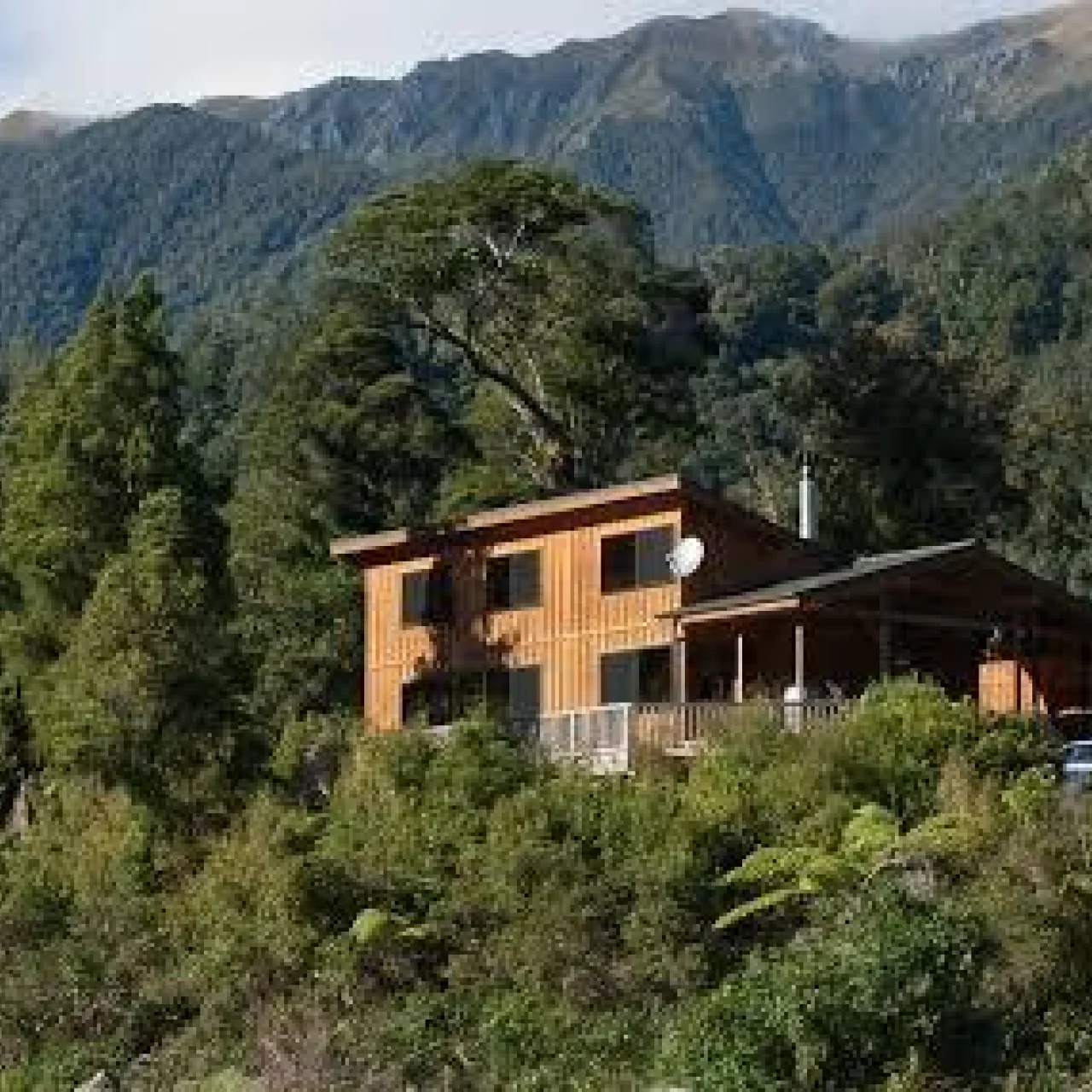 De Rough and Tumble Lodge gaat op in zijn groene omgeving