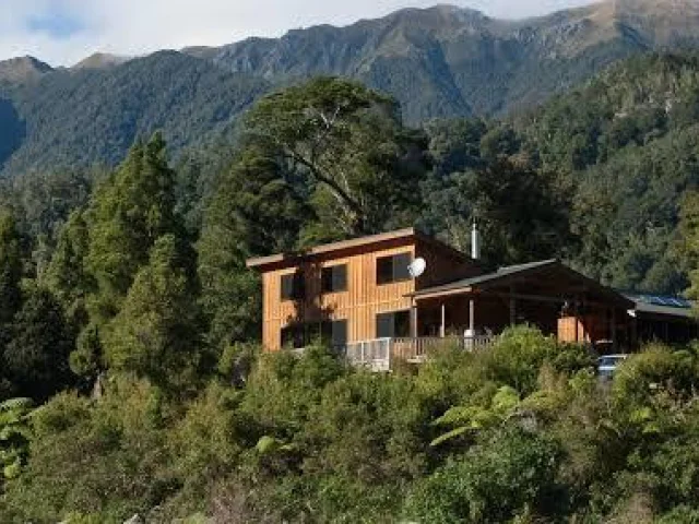 De Rough and Tumble Lodge gaat op in zijn groene omgeving