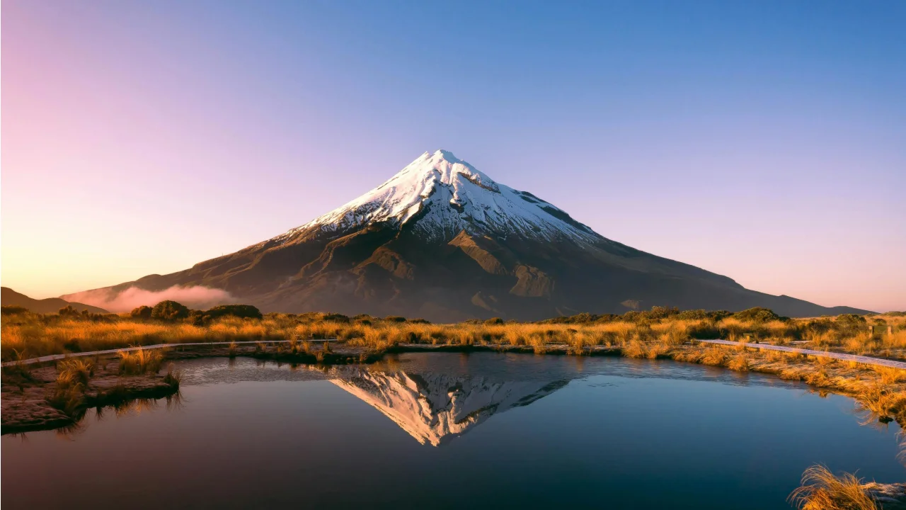 Weerspiegeling van de perfecte kegelronde Mt Taranaki in de tarns ervoor