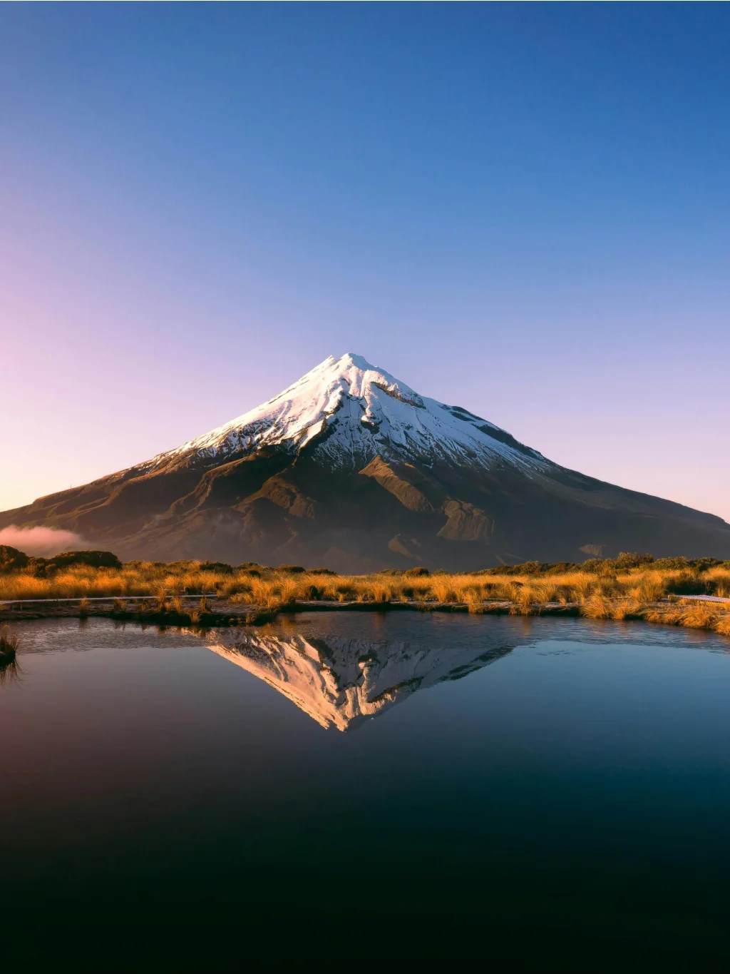 Weerspiegeling van de perfecte kegelronde Mt Taranaki in de tarns ervoor