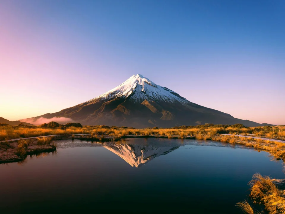 Weerspiegeling van de perfecte kegelronde Mt Taranaki in de tarns ervoor